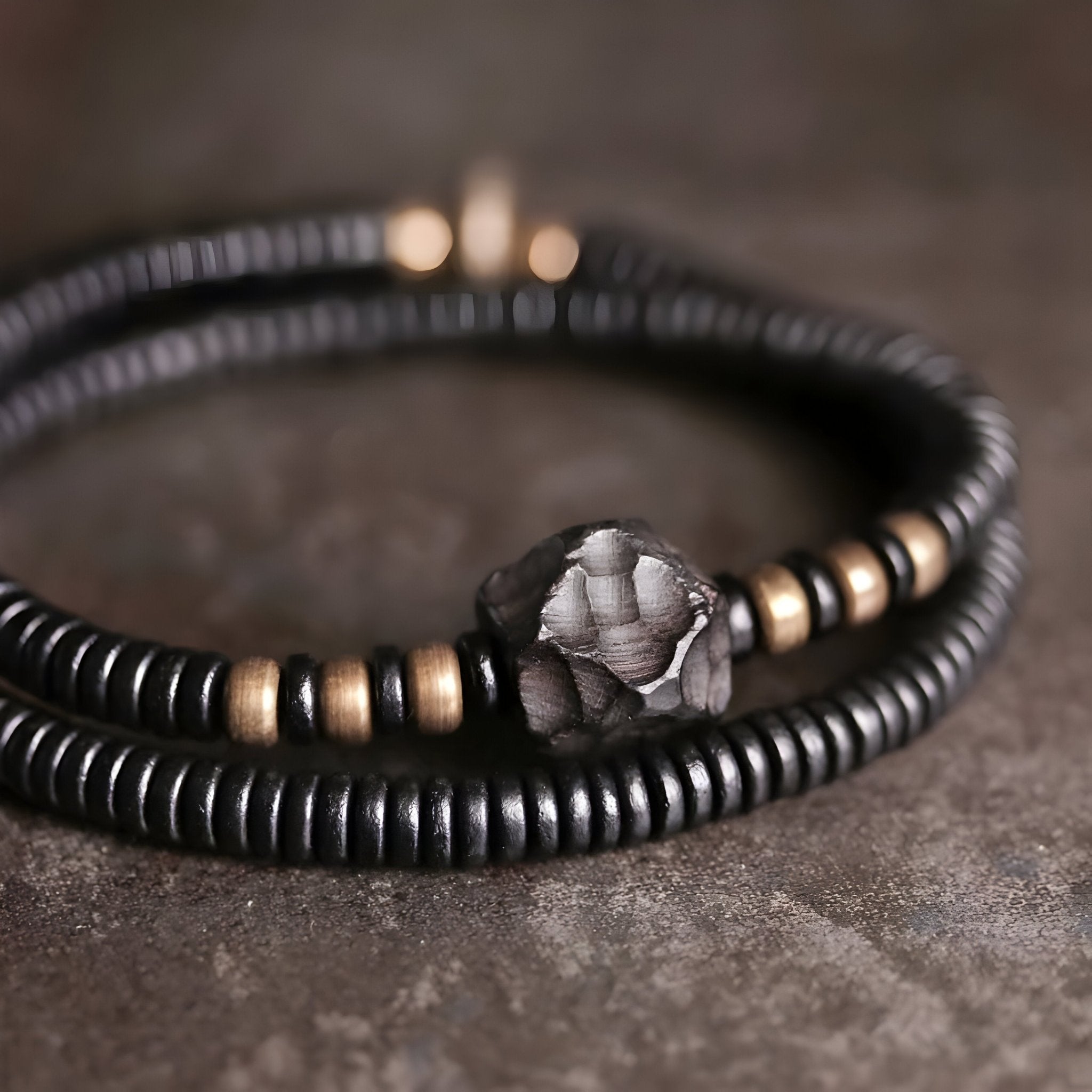 Bracelet femme en bois d’ébène noir avec perles cuivre et fleur sculptée en bois.