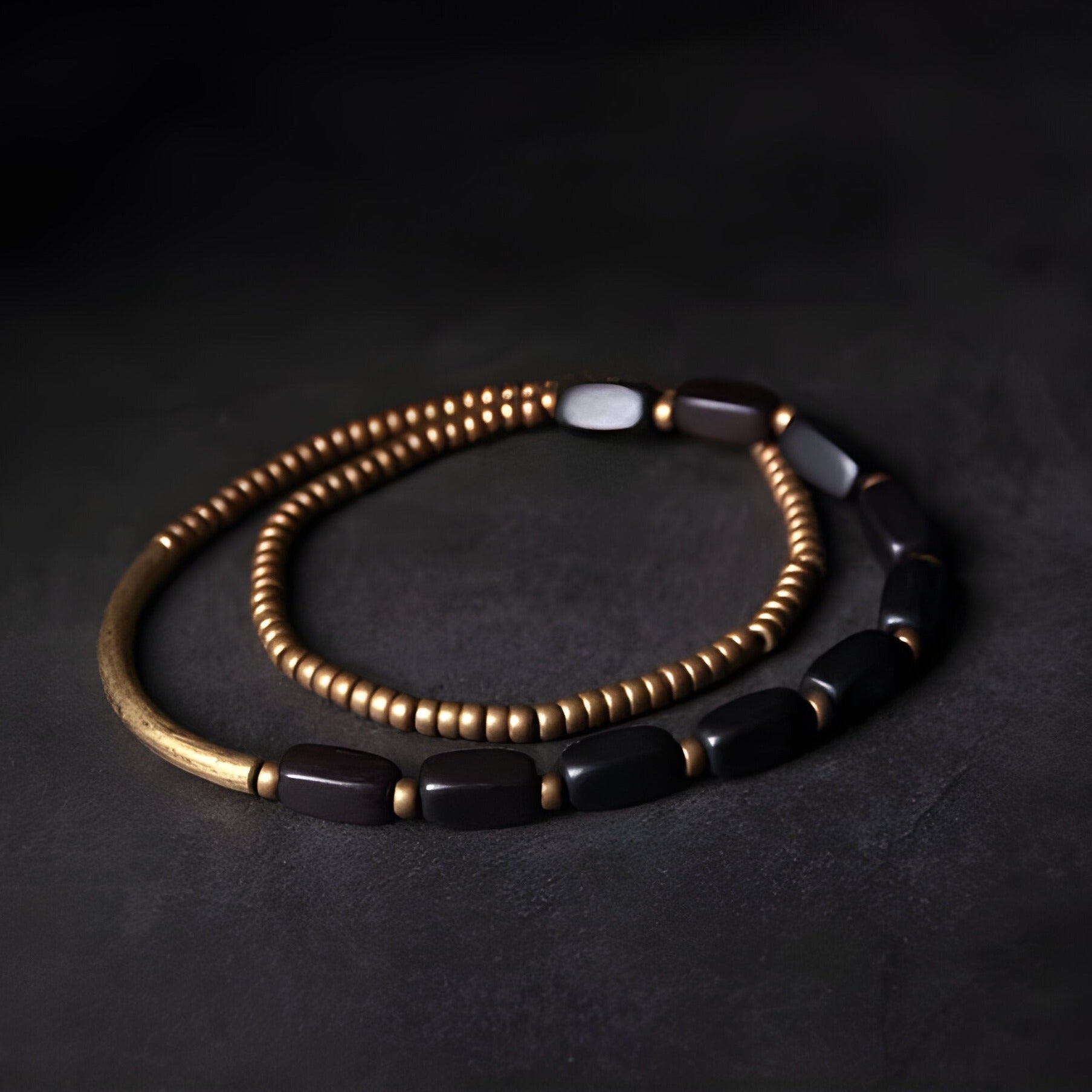Bracelet femme en bois d'ébène noir et perles de cuivre lisse, design moderne et élégant.
