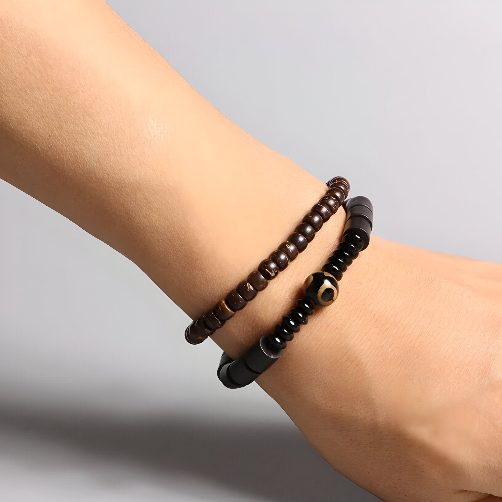 Bracelet mixte en bois d'ébène noir et perles d'obsidienne, design naturel élégant.