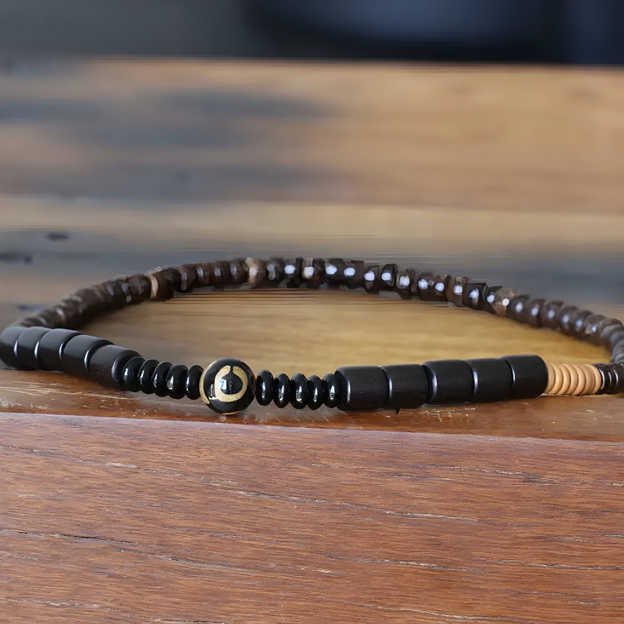 Bracelet mixte en perles de bois d’ébène noir et obsidienne brillante, design naturel et minimaliste.