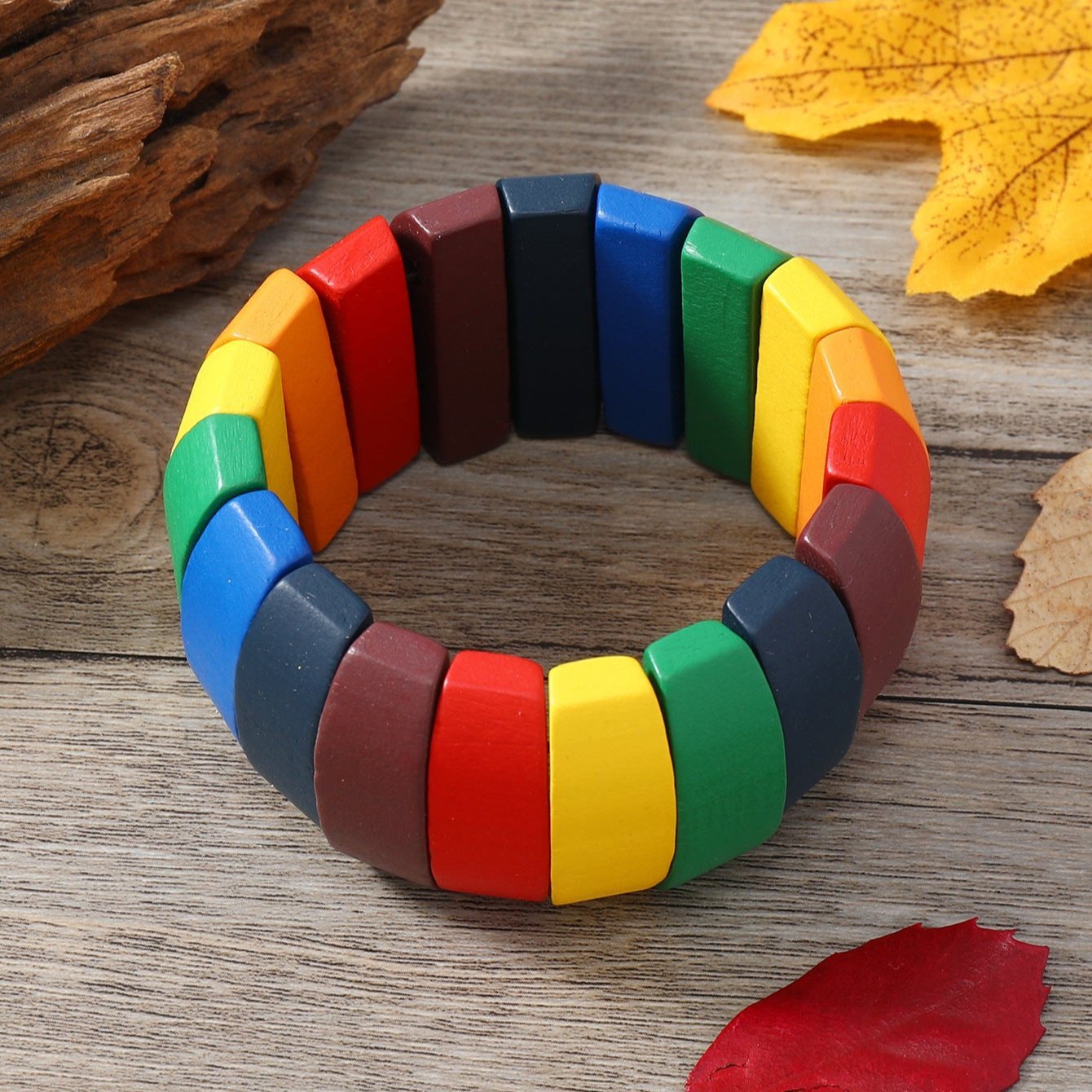 Bracelet femme en bois naturel multicolore avec maillons rectangulaires lisses.