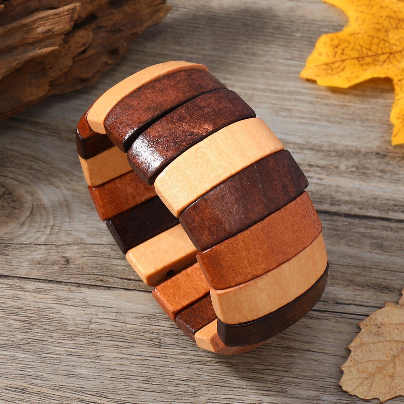 Bracelet femme en bois naturel multicolore à larges bandes marron et beige pleine largeur.