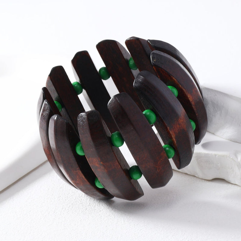 Bracelet large en bois foncé avec perles vertes, style audacieux pour femme, modèle Falime.