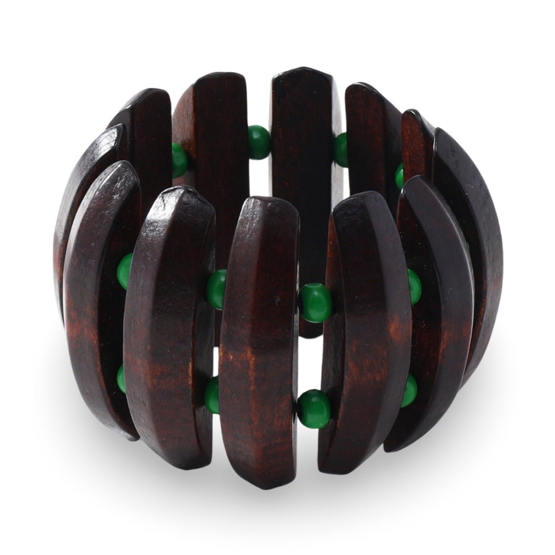Bracelet large en bois foncé avec perles vertes, style audacieux pour femme.
