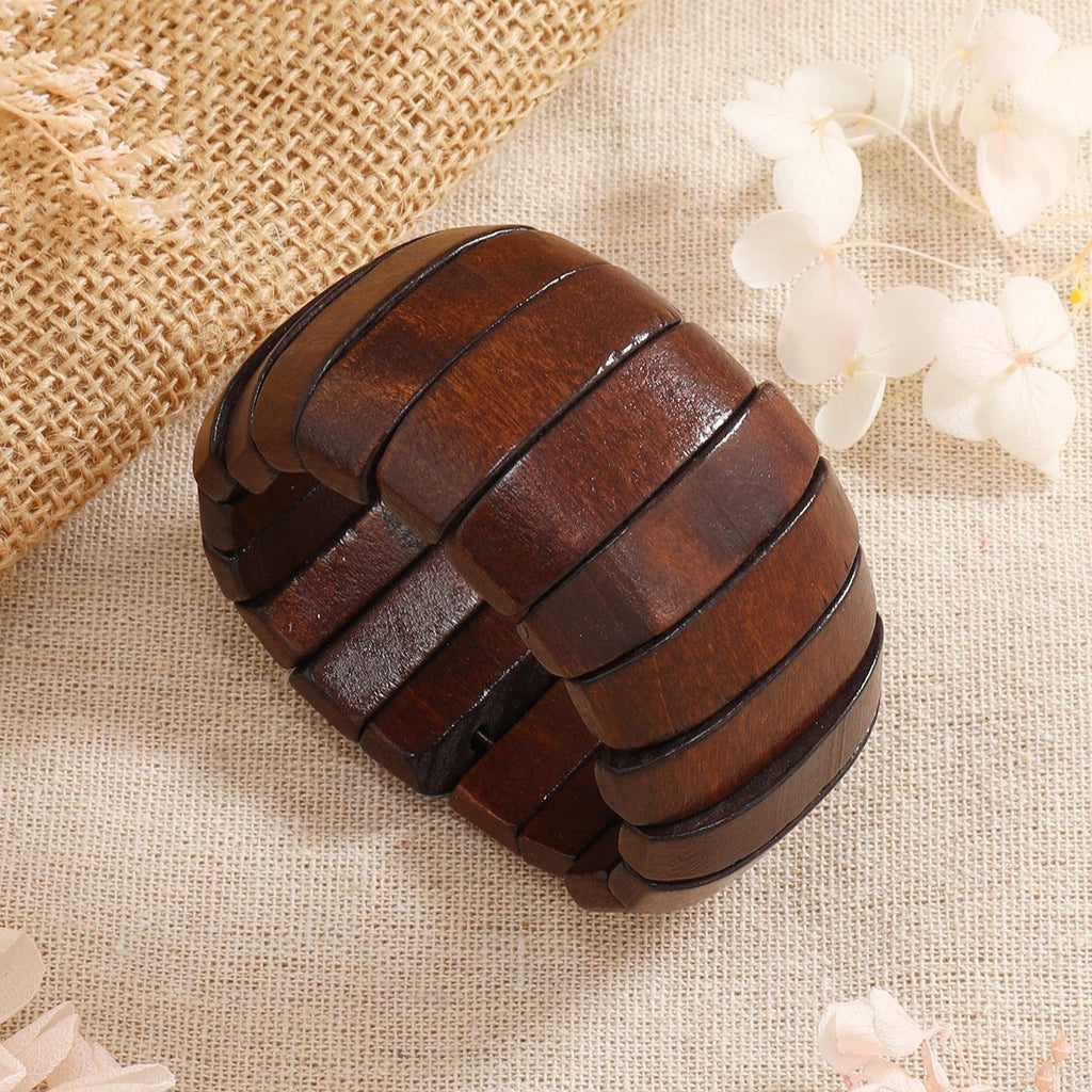 Bracelet large en bois naturel à larges segments couleur café, style automnal pour femme.