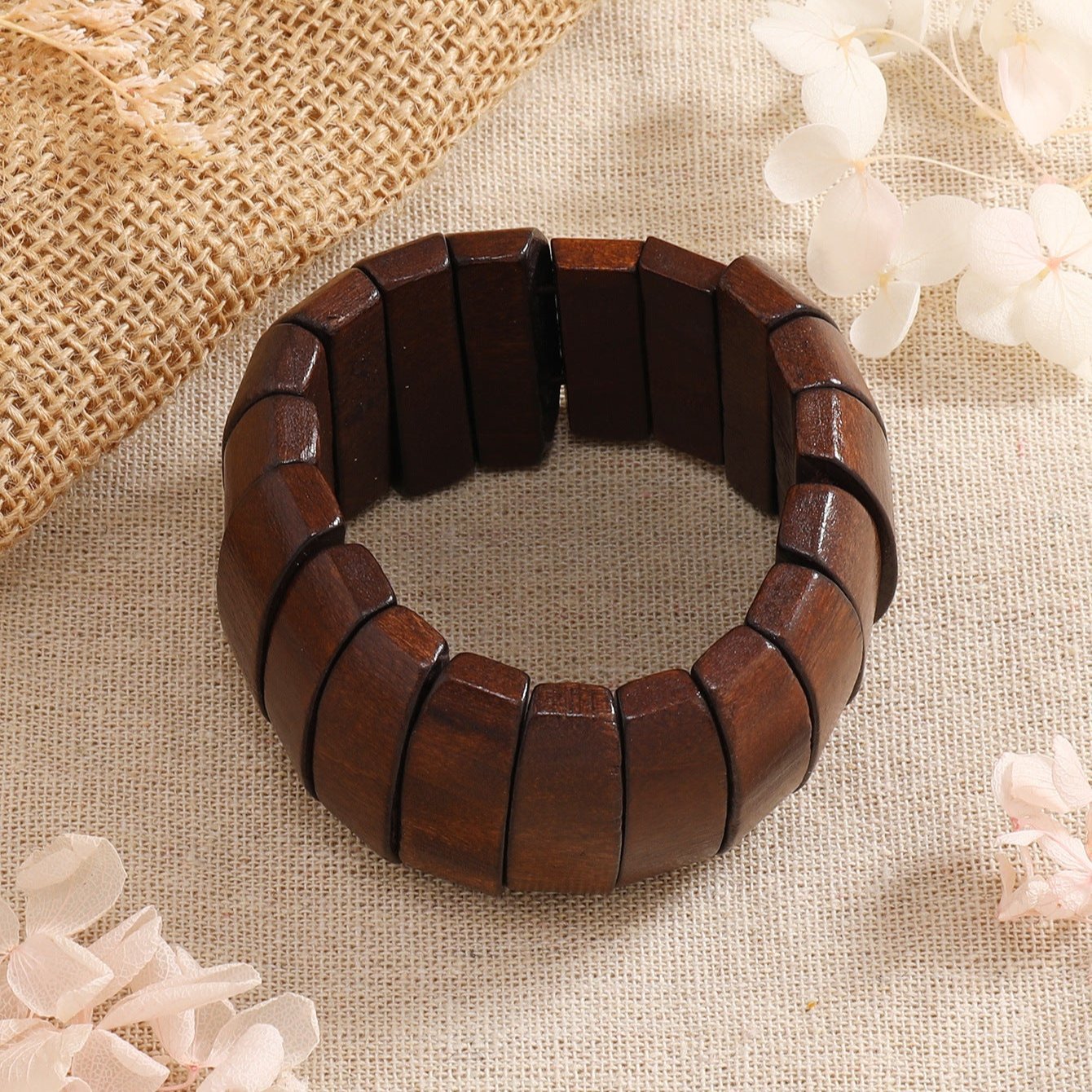 Bracelet femme en bois naturel café, maillons rectangulaires et finition lisse, style automnal.