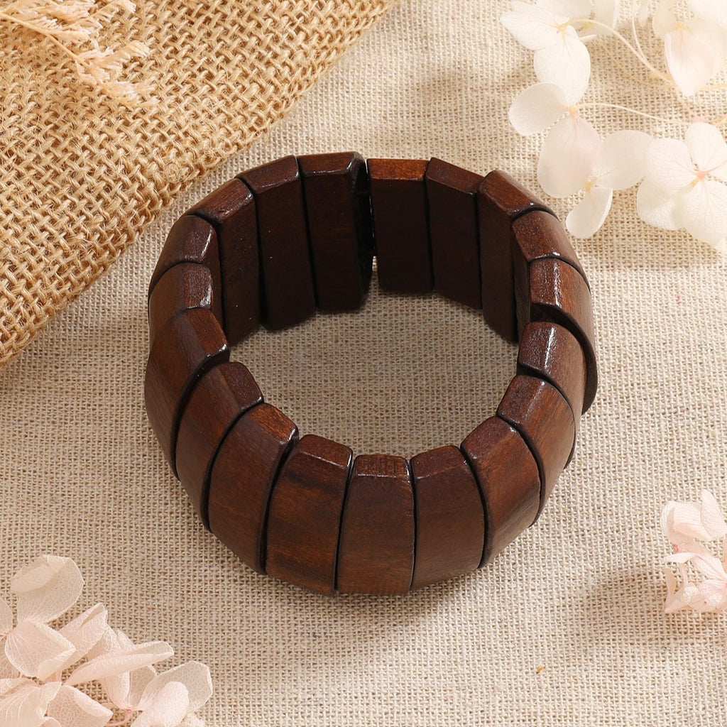 Bracelet femme en bois naturel café, maillons rectangulaires et finition lisse, style automnal.