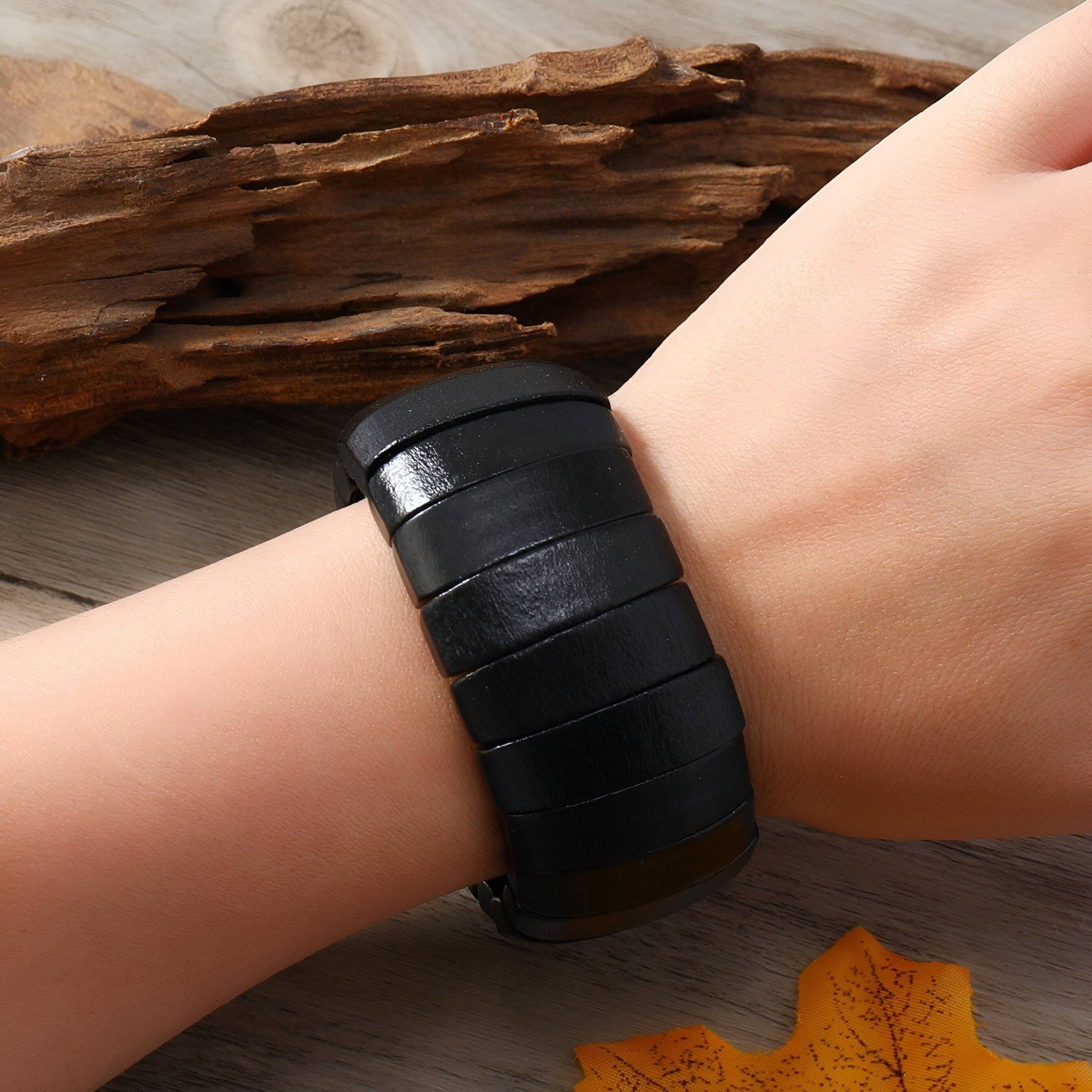 Bracelet large en bois naturel noir mat avec segments lisses et finition épurée pour femme.
