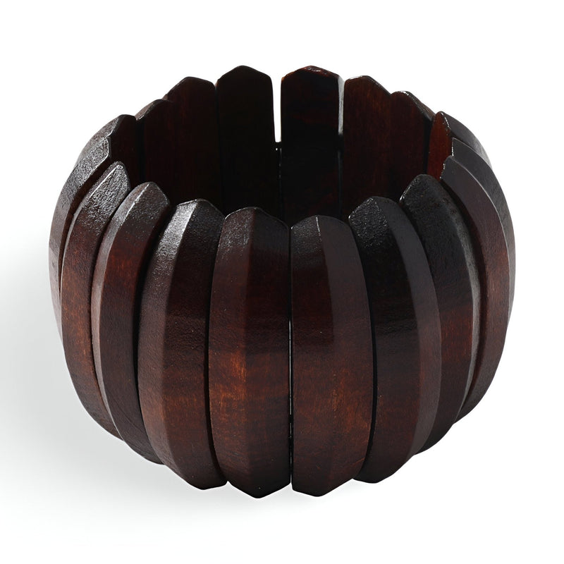 Bracelet large en bois naturel café, style ethnique avec segments incurvés et finition lisse.