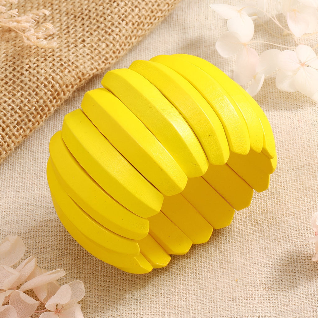 Bracelet ethnique large en bois naturel peint jaune vif, design segments arrondis.