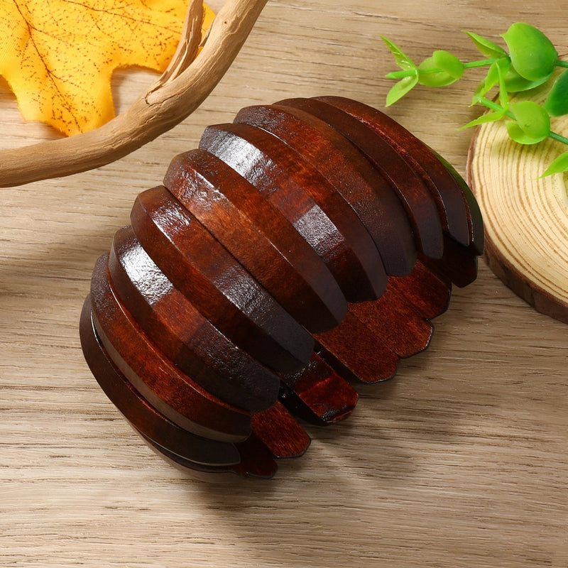 Bracelet large en bois naturel café, style ethnique, formes incurvées entrelacées, finition brillante.