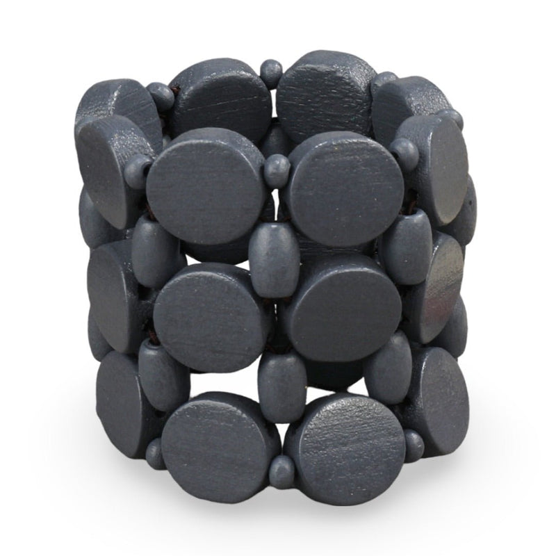 Bracelet large en bois naturel noir, composé de multiples disques ronds reliés par des perles fines noires.