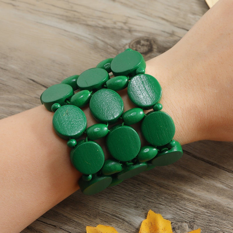 Bracelet femme en bois naturel vert à larges maillons ovales et ronds élastiques.