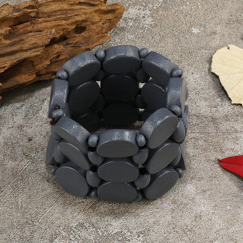 Bracelet large en bois naturel gris foncé, design original avec maillons ovales lisses.