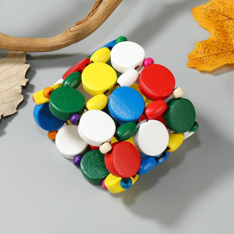 Bracelet en bois naturel multicolore avec perles rondes et style original pour femme.