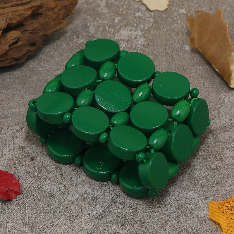 Bracelet en bois naturel vert avec perles ovales plates, style original et tressé.