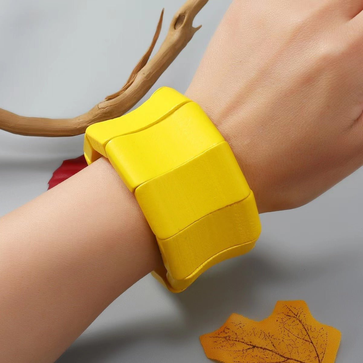 Bracelet large en bois naturel jaune vif pour femme, style moderne Salou.