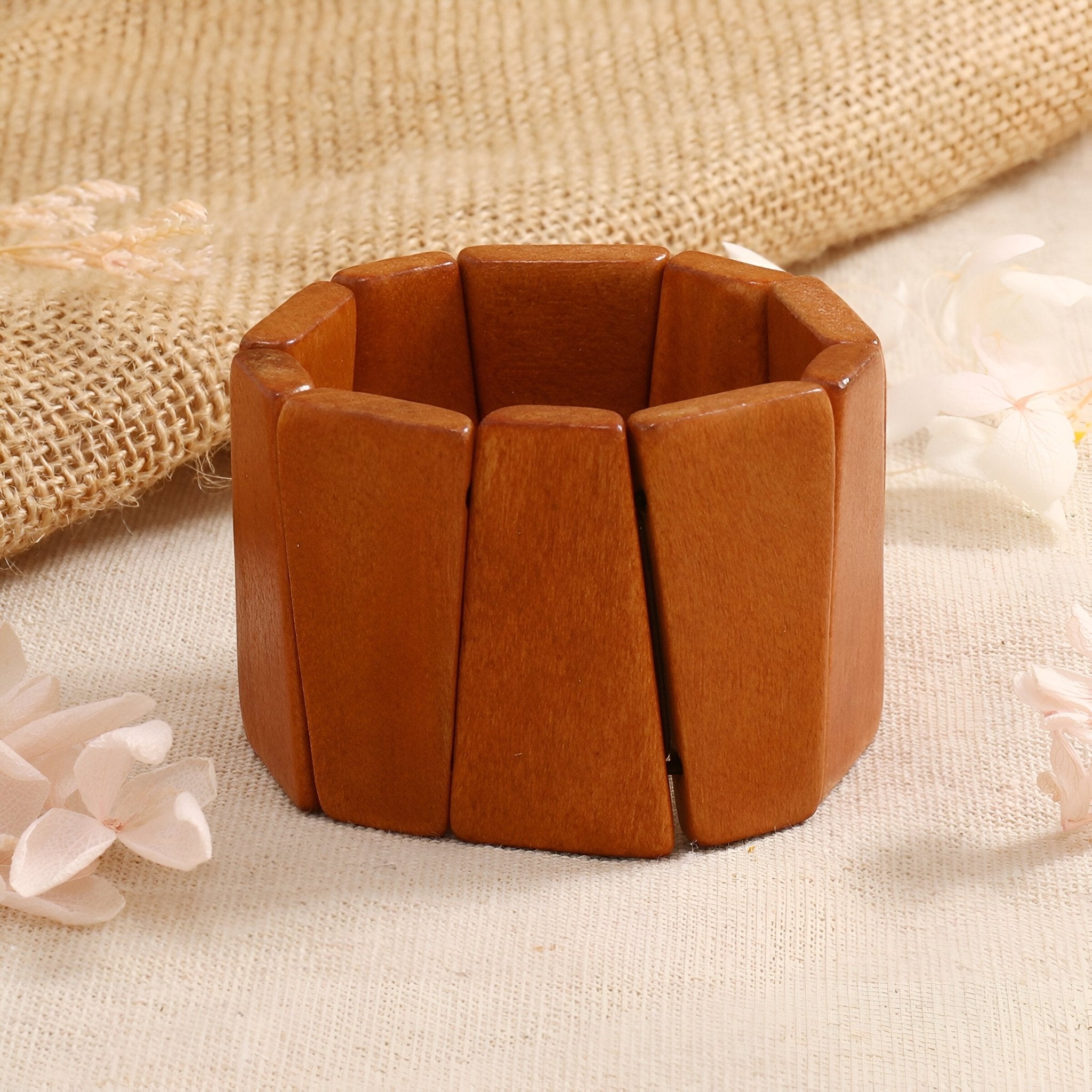 Bracelet manchette en bois naturel marron, large et élégant, style géométrique lisse.