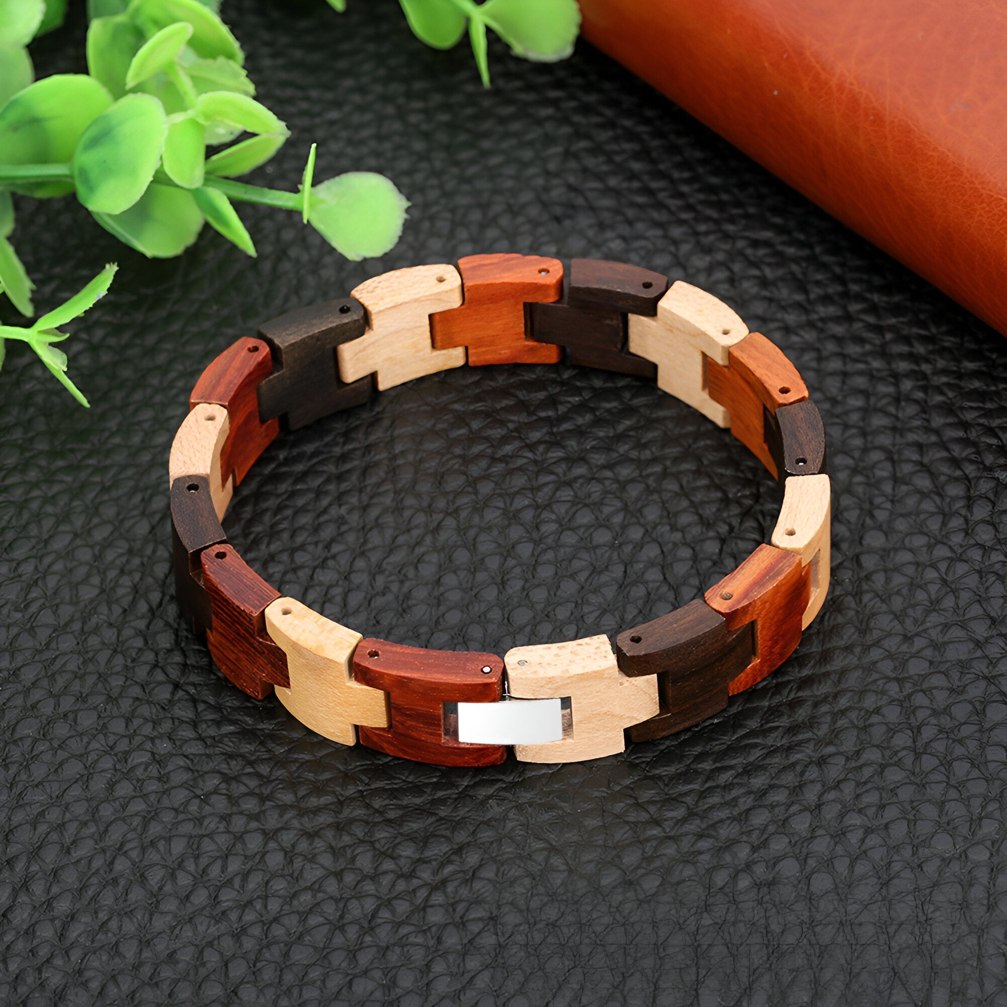 Bracelet homme en bois multicolore, maillons rectangulaires en santal, ébène et érable, finition lisse.