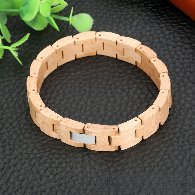 Bracelet en bois d'érable clair, maillons carrés avec fermoir métallique argenté.
