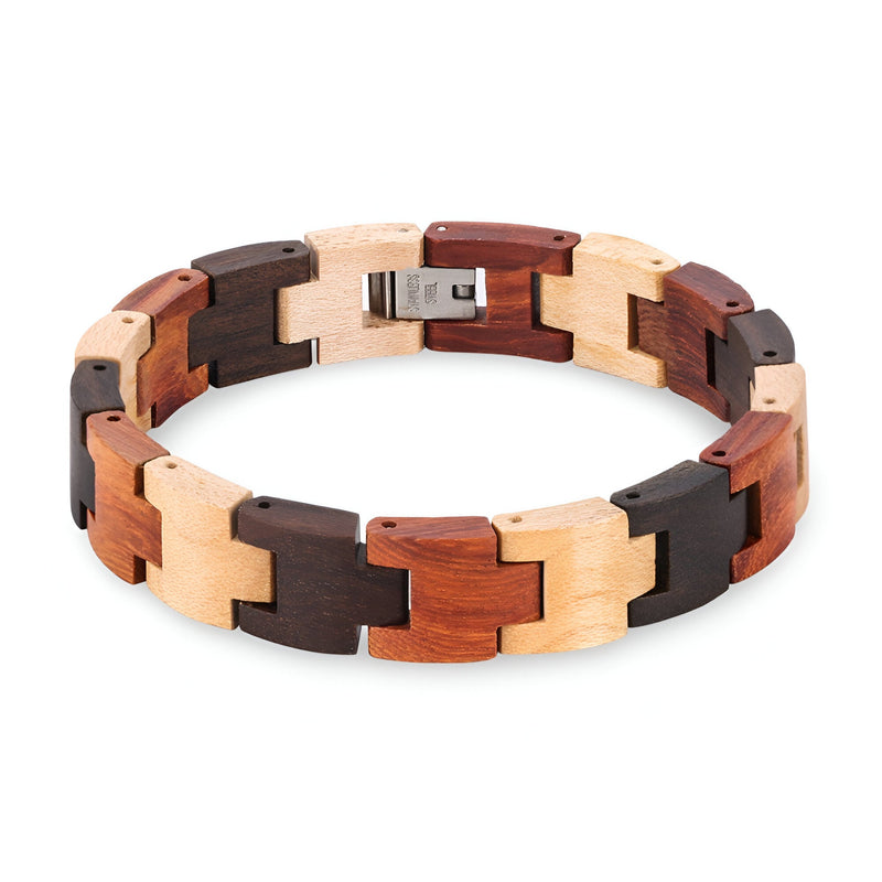 Bracelet homme en bois naturel avec maillons rectangulaires en santal, ébène et érable, fermoir métallique.