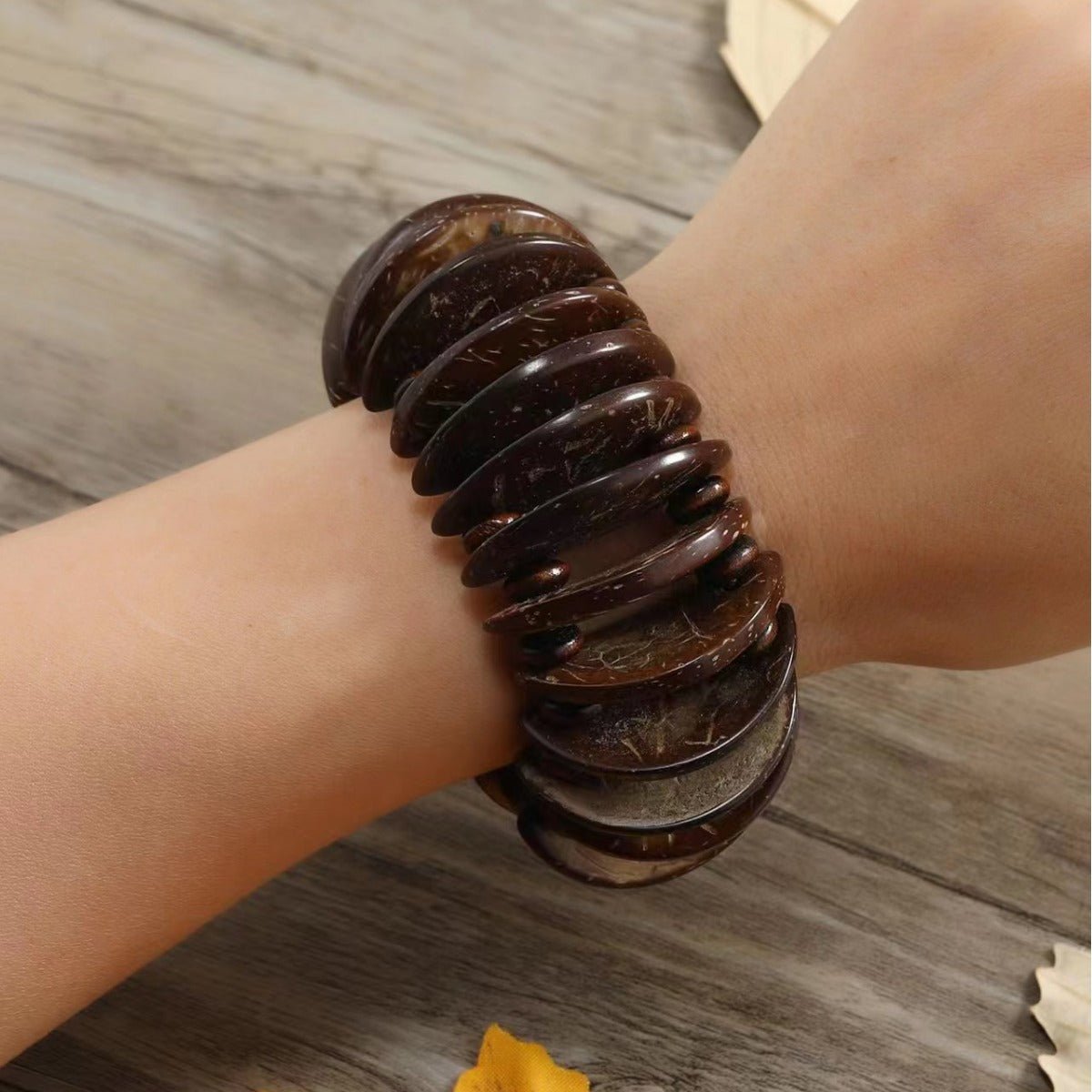 Bracelet large en coquilles de noix de coco teintées café, style rétro vintage pour femme.