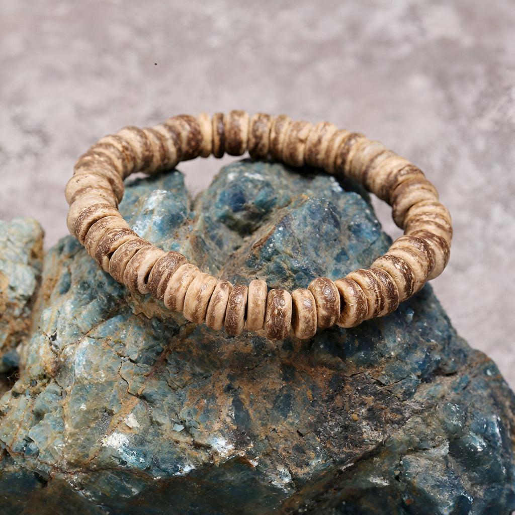 Bracelet mixte en coquille de noix de coco marron, modèle Orson, style naturel et rustique.
