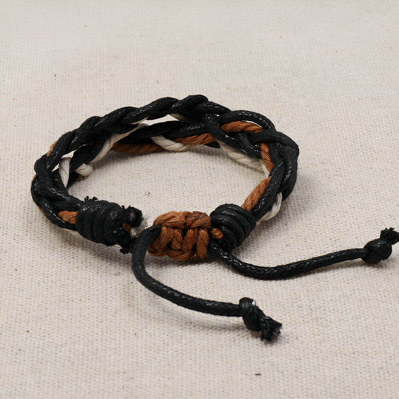 Bracelet en corde tressée noir et marron avec nœud coulissant réglable.