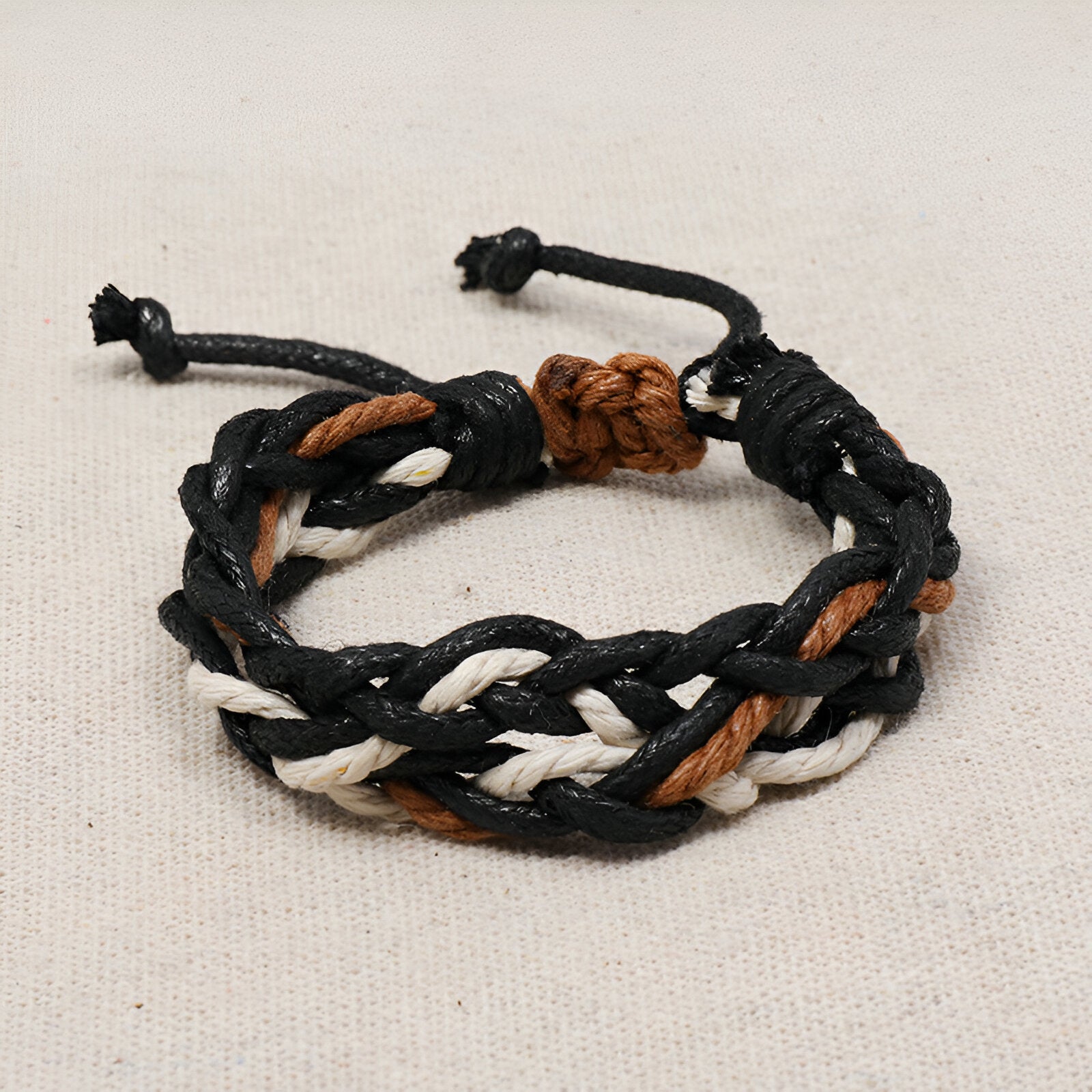 Bracelet femme en corde entrelacée multicolore noir, marron et beige avec nœud réglable.