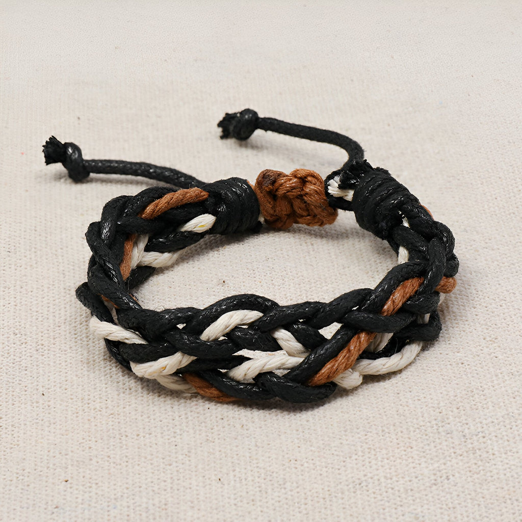 Bracelet femme en corde entrelacée multicolore noir, marron et beige avec nœud réglable.