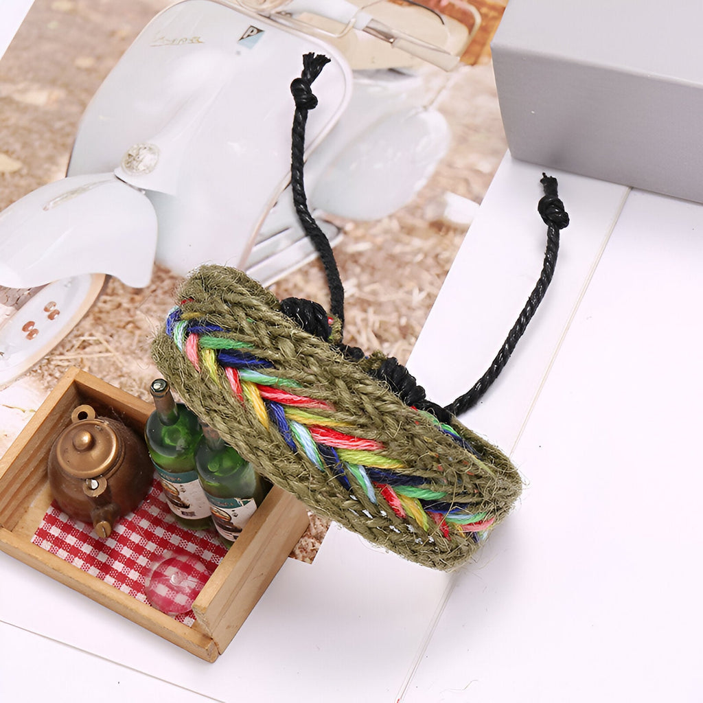 Bracelet tressé vert en corde avec fils colorés et cordon noir ajustable.