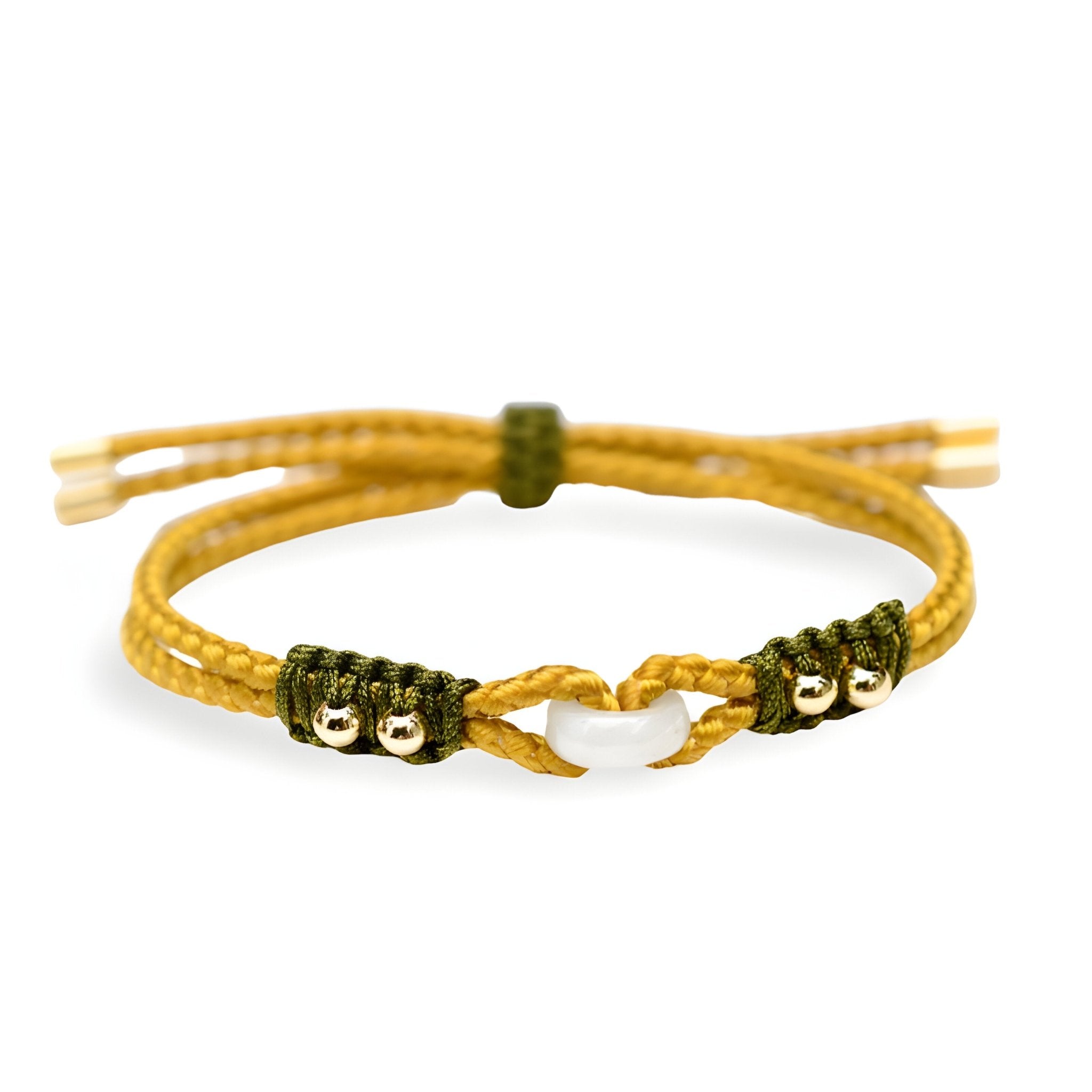 Bracelet en corde jaune tressée avec perles dorées et pierre de jade blanche au centre.