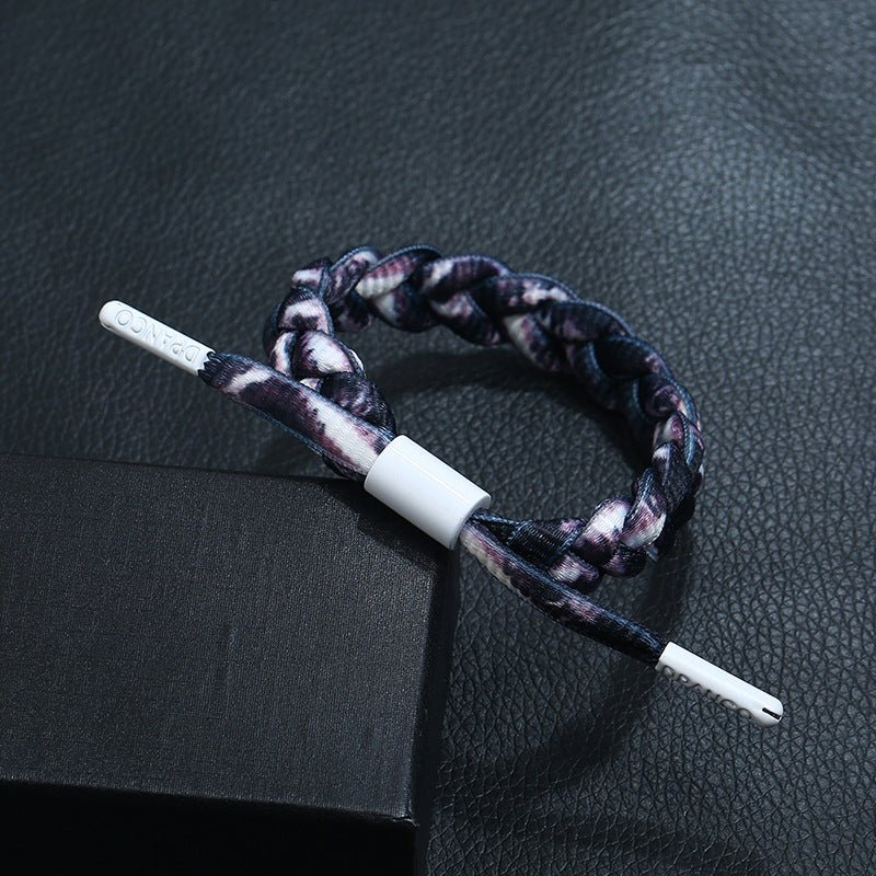 Bracelet en corde tressée bleu marine et blanc avec embouts métalliques blancs, modèle Kendall.