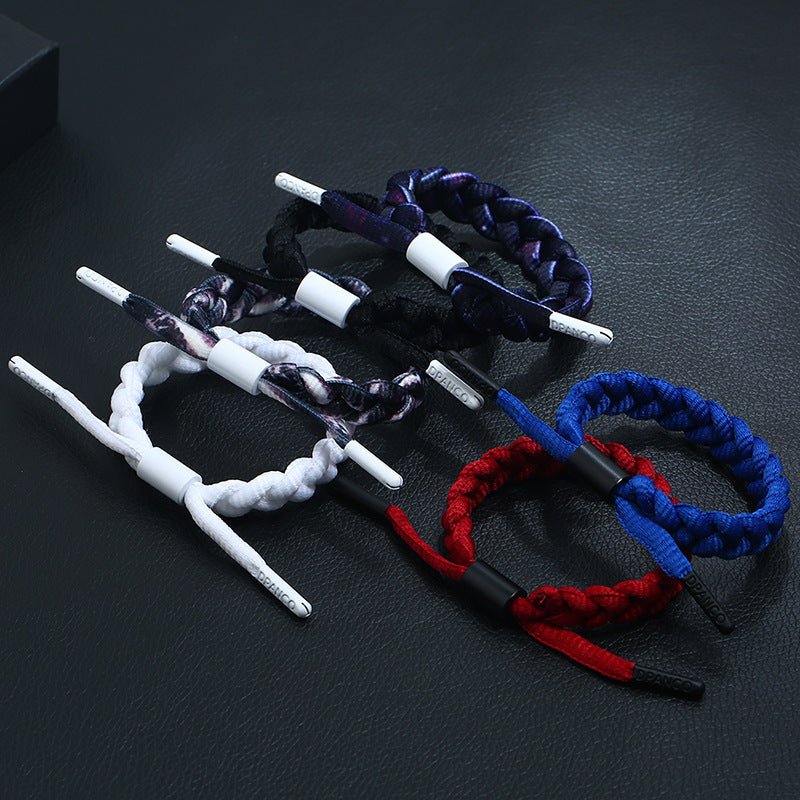 Set de bracelets en corde tressée aux couleurs rouge, blanc, noir, bleu et marine avec embouts métalliques blancs.