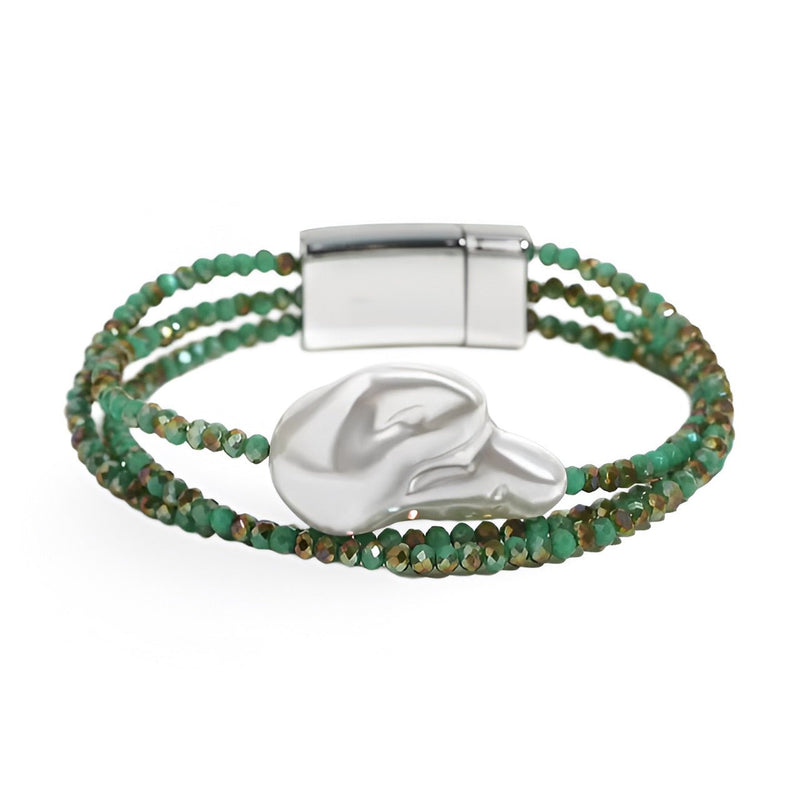 Bracelet femme triple rang en perles kaki avec grande perle centrale en métal argenté et fermoir magnétique.