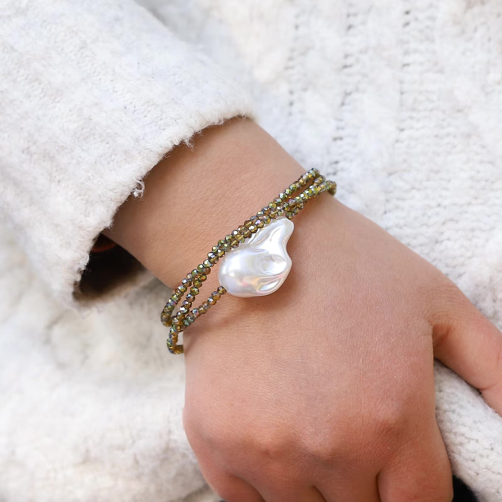 Bracelet kaki à double rang, grande perle centrale blanche irrégulière, style élégant pour femme.