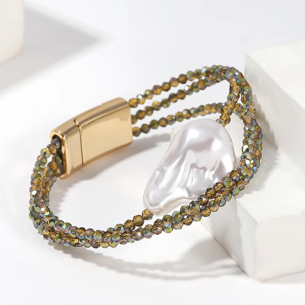 Bracelet femme à double rang de perles kaki brillantes avec grande perle centrale blanche et fermoir doré magnétique.