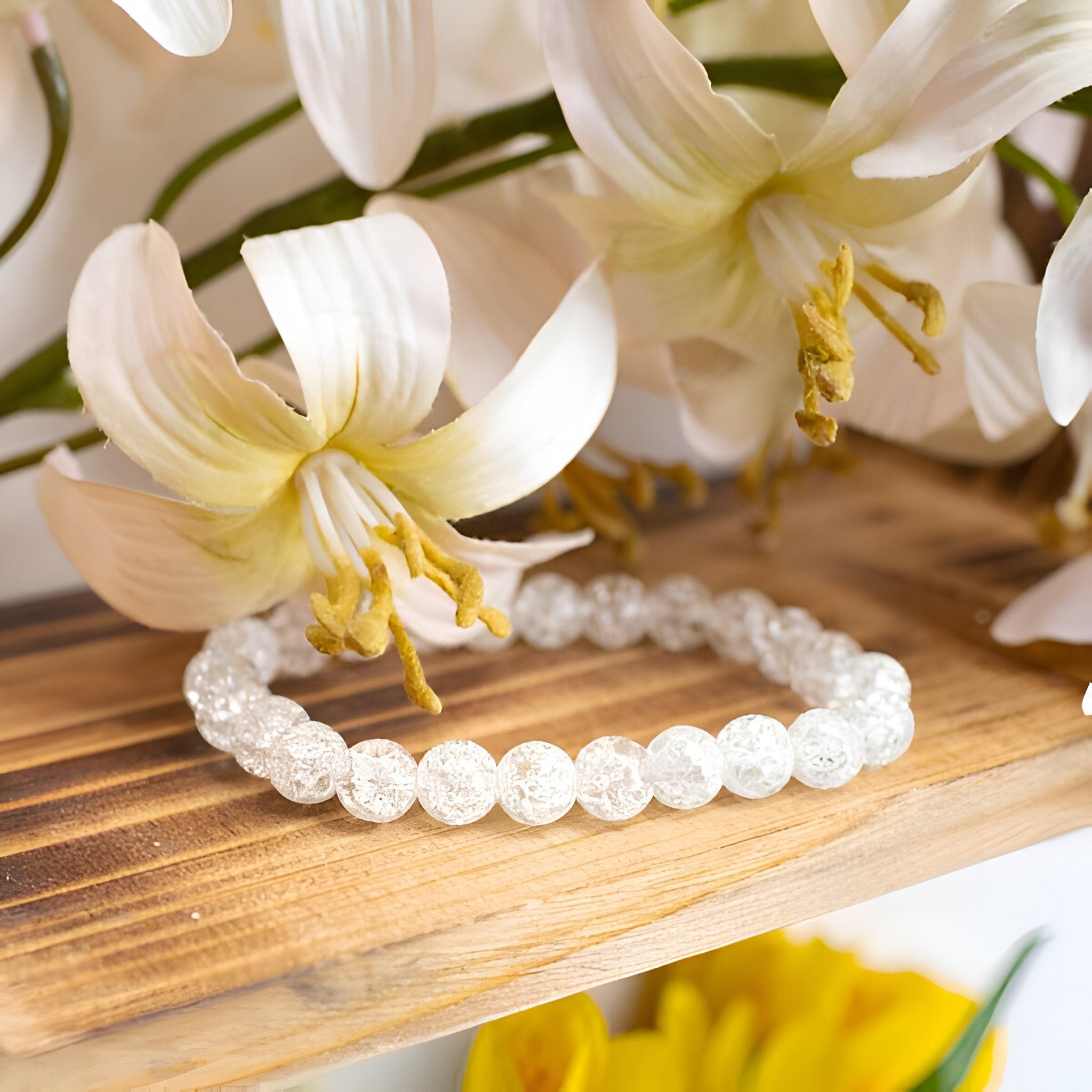 Bracelet femme en cristal blanc brillant, perles rondes facettées, style élégant et délicat.