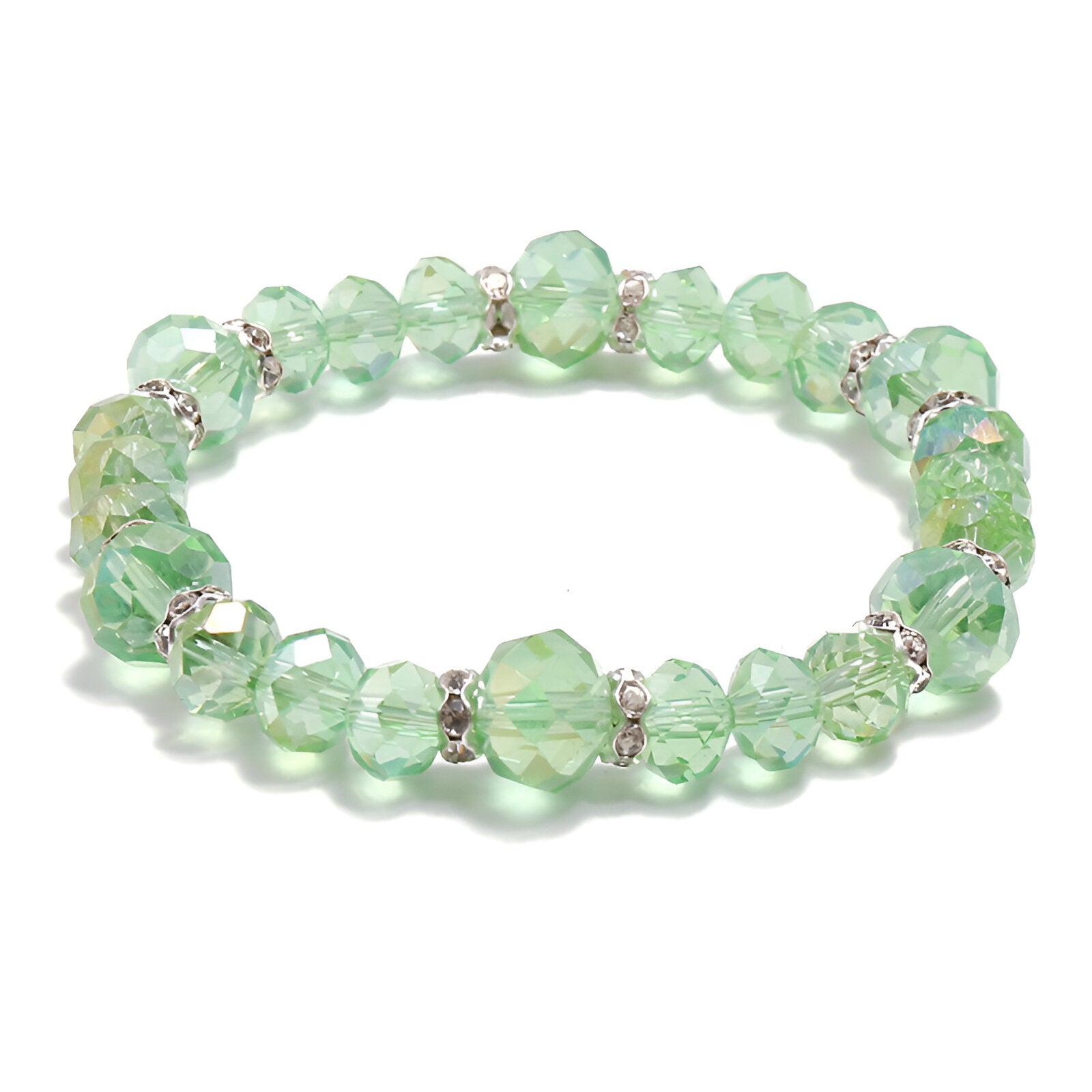 Bracelet en cristal vert pâle transparent avec perles facettées et petits anneaux argentés entre chaque perle.