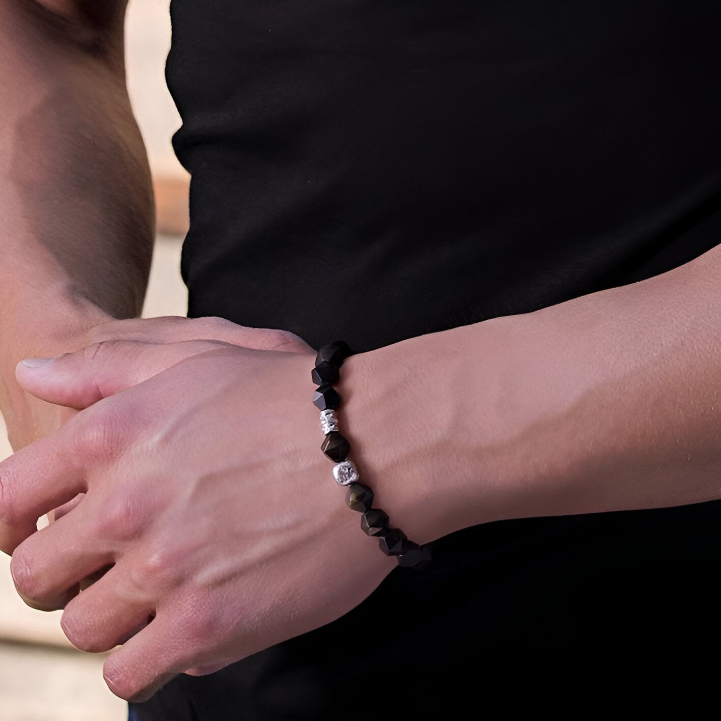 Bracelet pour homme en perles noires et cristal vert scintillant avec détails en titane.