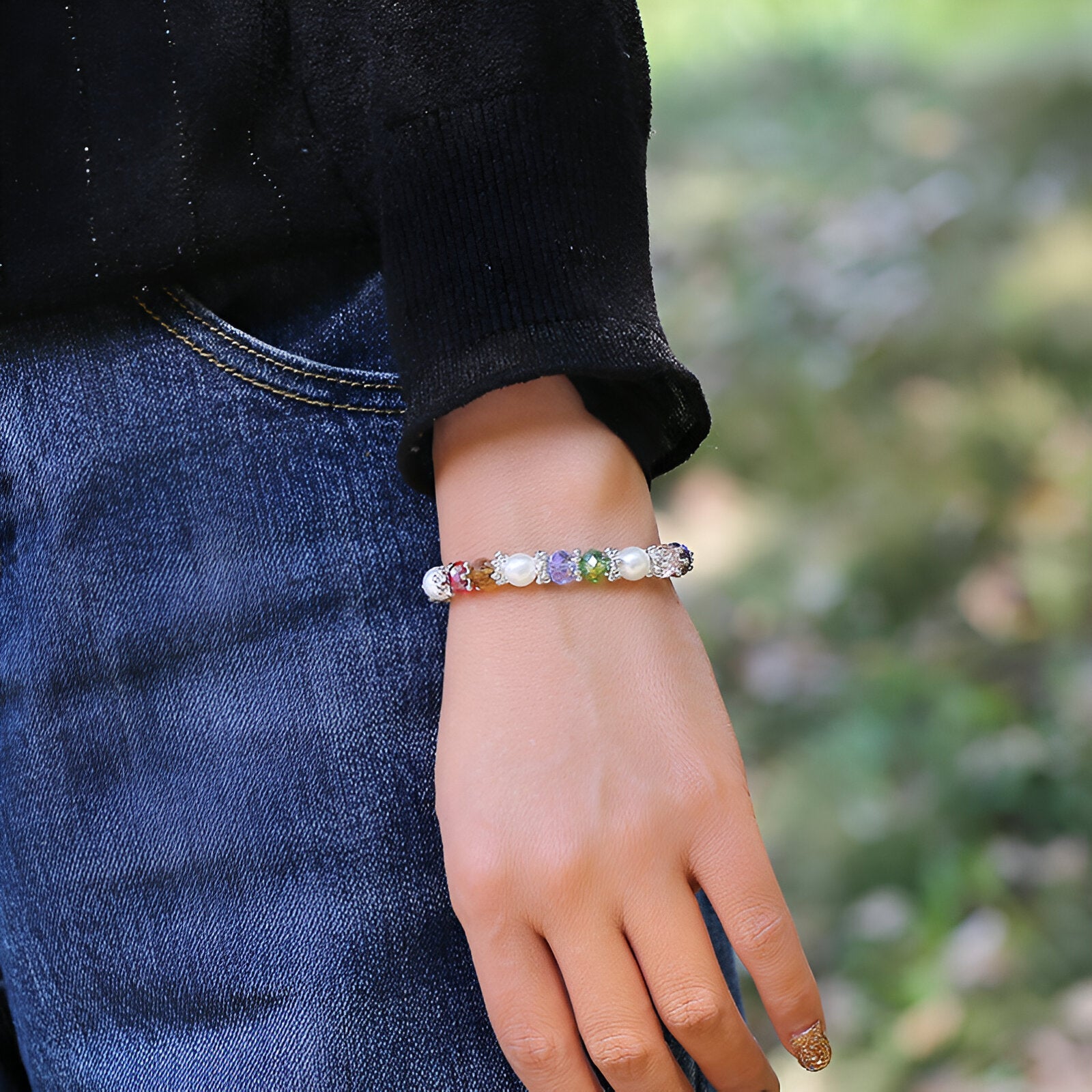 Bracelet fin pour femme avec perles multicolores en cristal, design épuré modèle Kite.