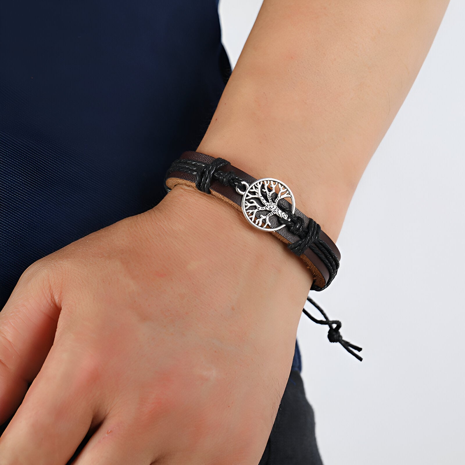 Bracelet cuir noir à cordons ajustables avec médaille arbre de vie argenté, style unisexe.