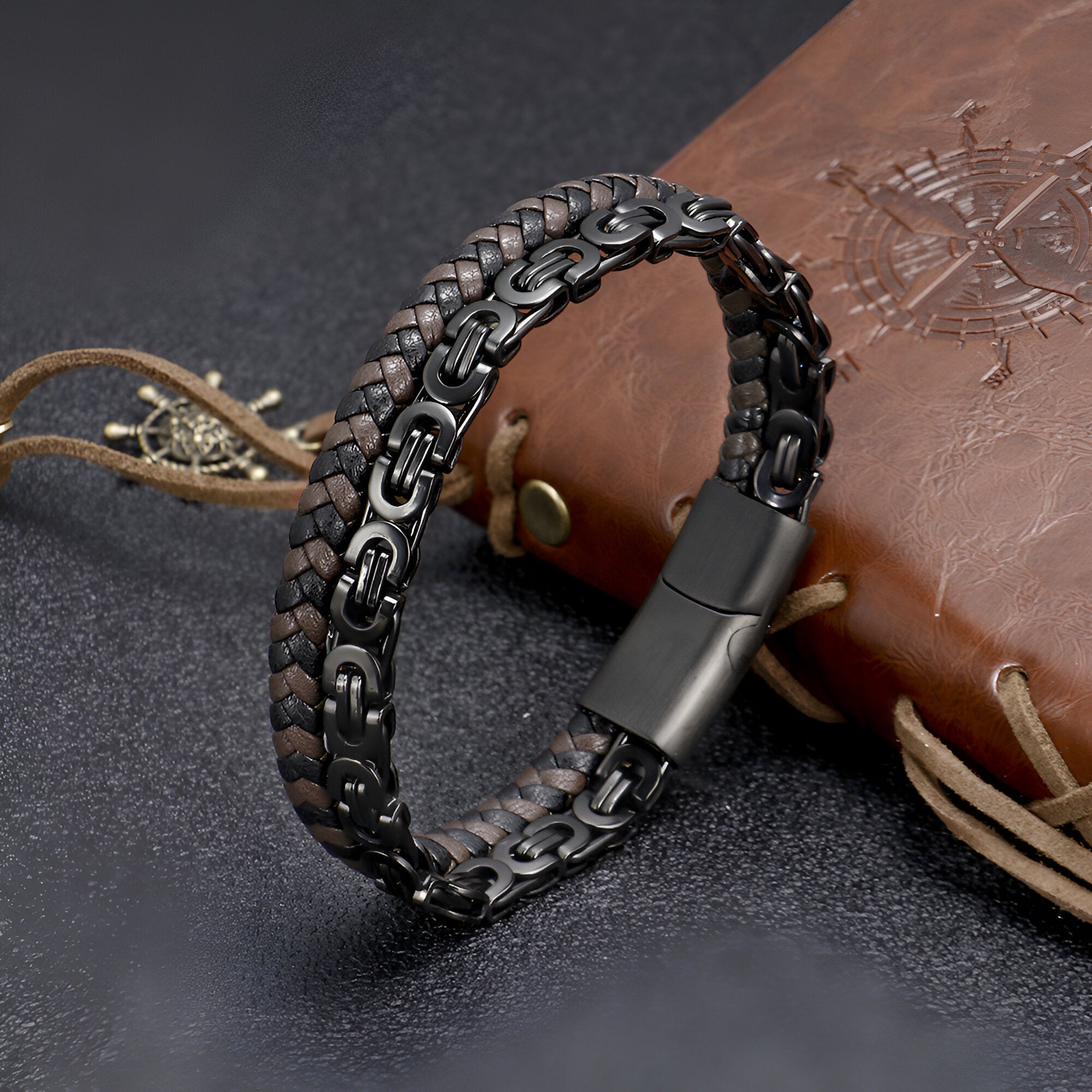 Bracelet en cuir noir à maillons apparents avec fermoir magnétique mat.