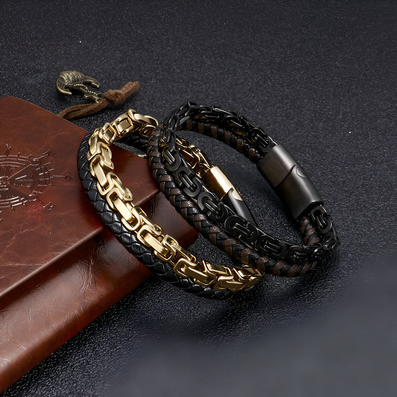 Bracelet en cuir noir tressé avec fermoir magnétique et bracelet or aspect chaîne élégant.