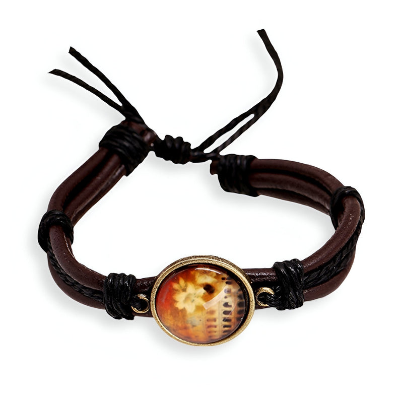 Bracelet en cuir marron avec cordons noirs réglables et médaillon ovale au design flamboyant rouge et orange.