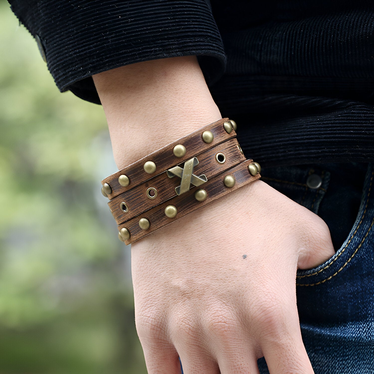 Bracelet en cuir marron multiple tours avec rivets et étoile métallique pour homme.