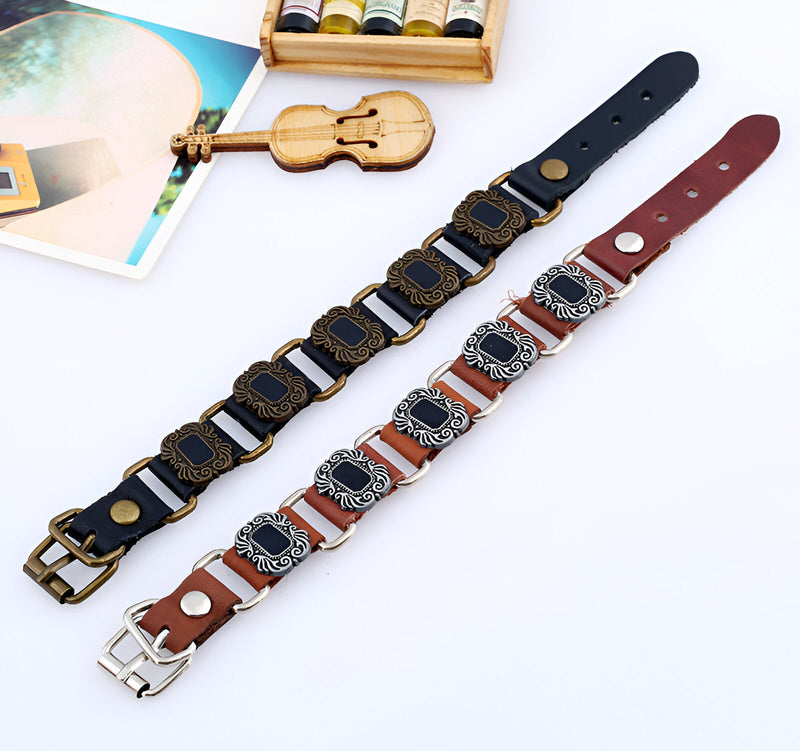 Bracelet en cuir noir avec motifs métalliques bronze, style rune mixte .