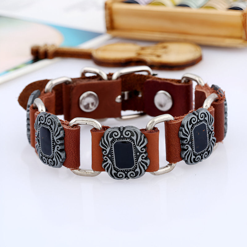 Bracelet mixte en cuir marron avec motifs métalliques argentés ornés de pierres noires rectangulaires.