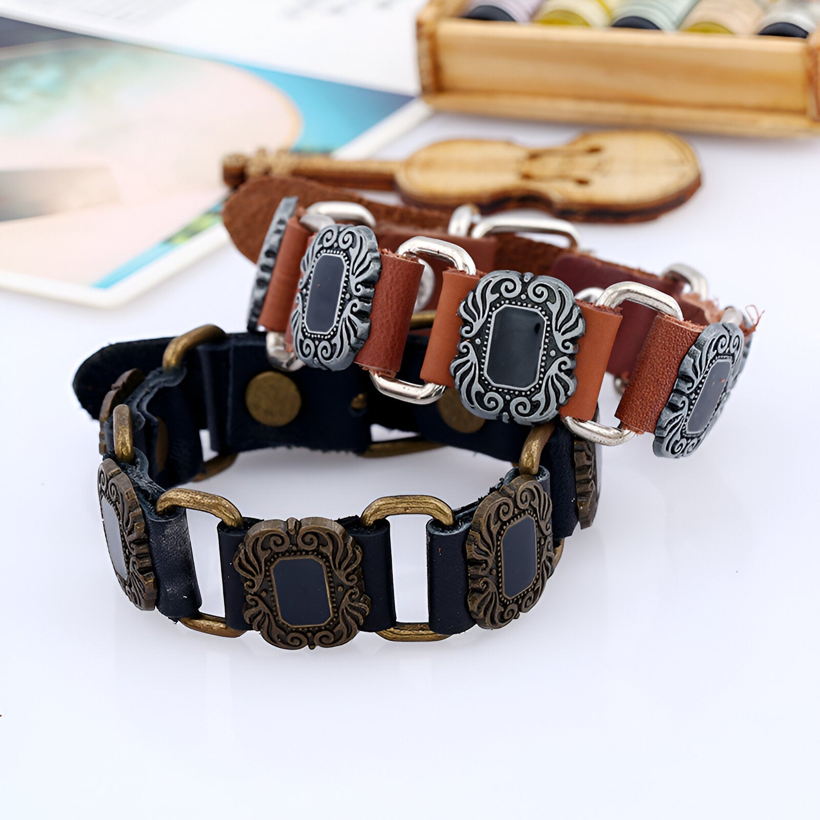 Bracelet en cuir noir avec motifs métalliques rectangulaires gravés, style vintage .