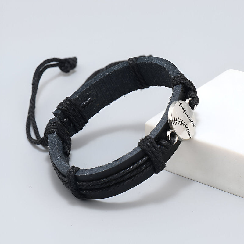 Bracelet en cuir noir pour homme avec pendentif balle de baseball argenté et fermoir réglable.